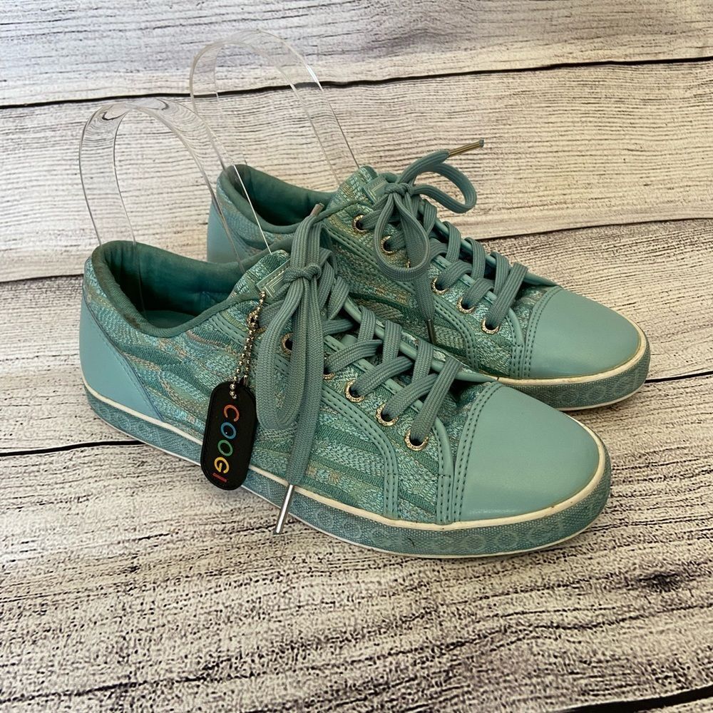 COOGI Australia Sky blue embroidered sneakers with tan tag size 6